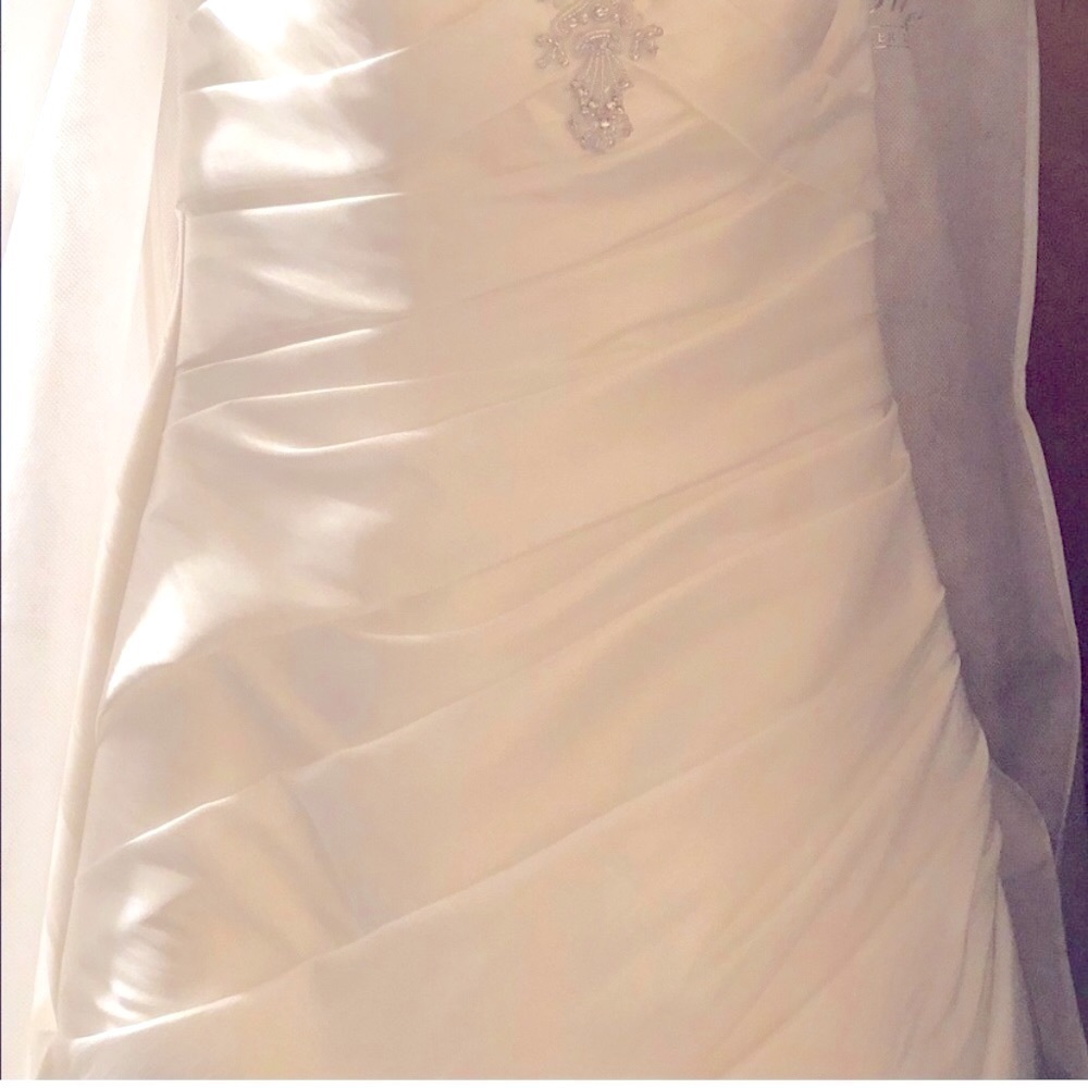 Casablanca The Diamond Collection White Wedding Gown With Train NWT - Picture 7 of 17